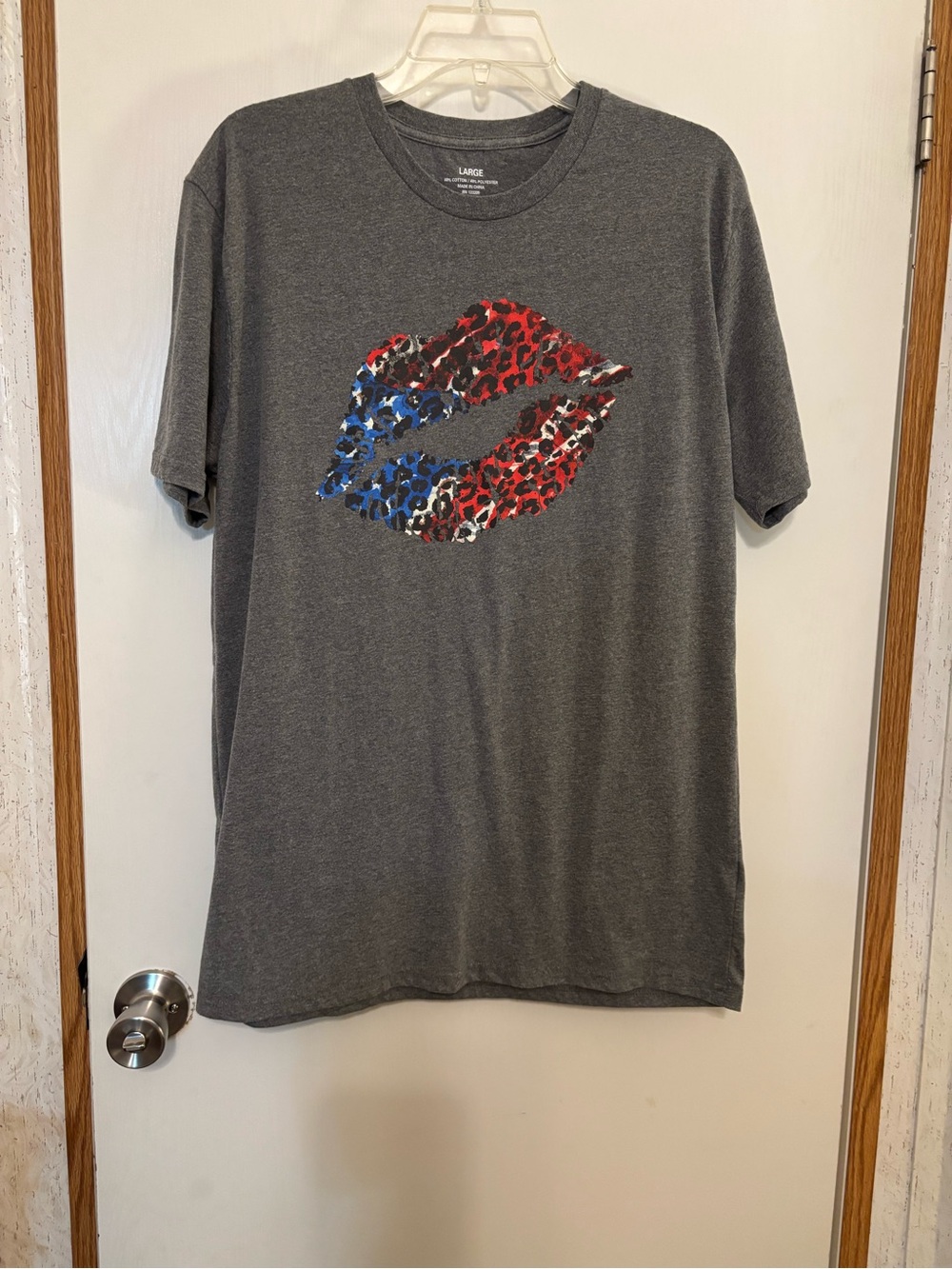 Gray Short-Sleeve Tee with Red & Blue Leopard Lip Graphic